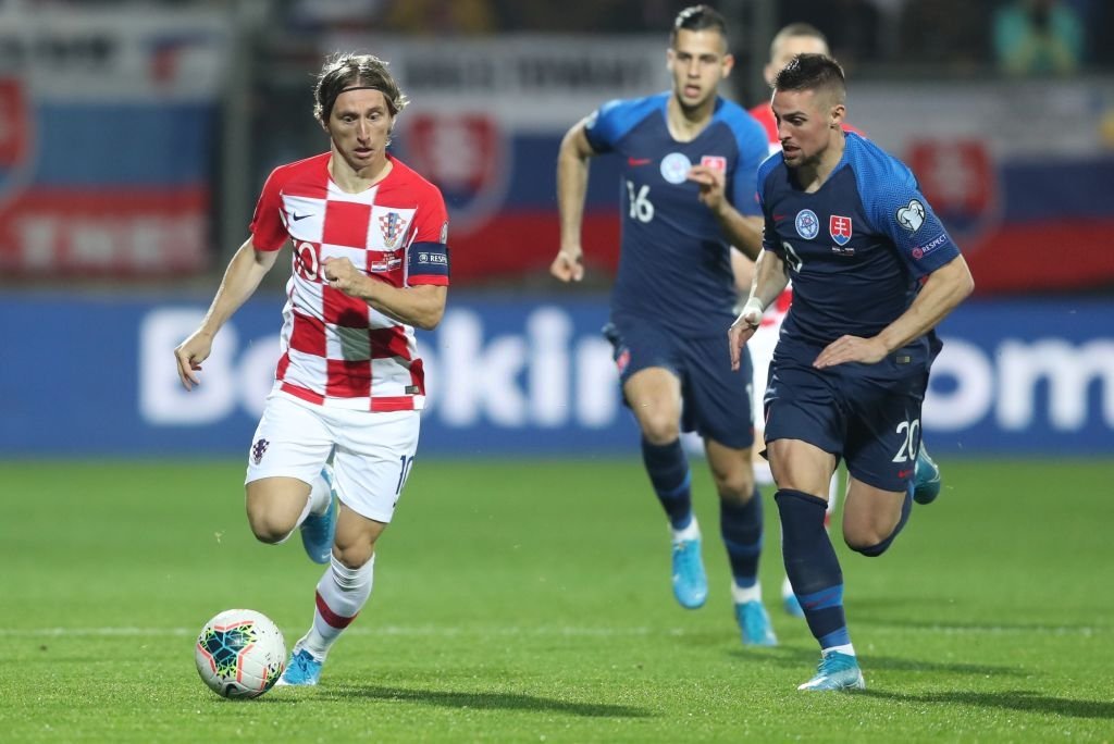 一夜4队出线!欧洲杯仅剩4张直通票:c罗贝尔迎生死大战