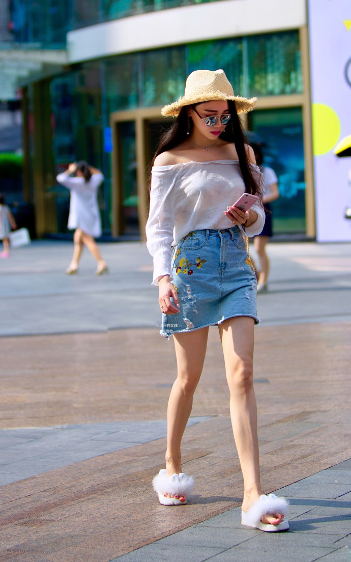 街拍:穿搭伴着春潮异彩纷呈,时尚的小姐姐就是这么任性