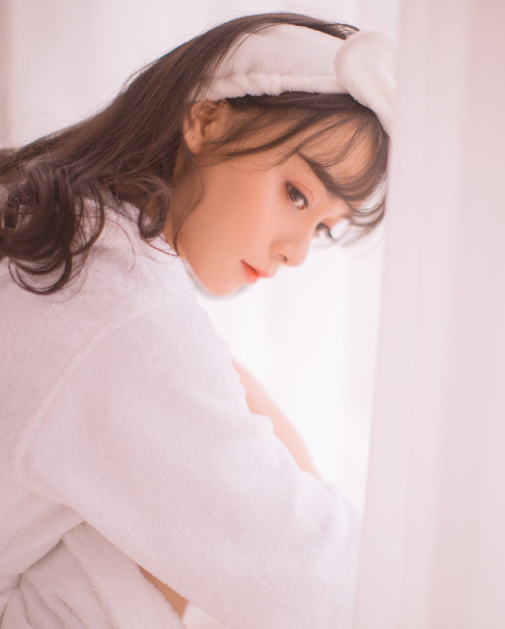 小姐姐穿"浴袍"拍写真,半掩肩膀甜美可人,男生无法拒绝的颜值
