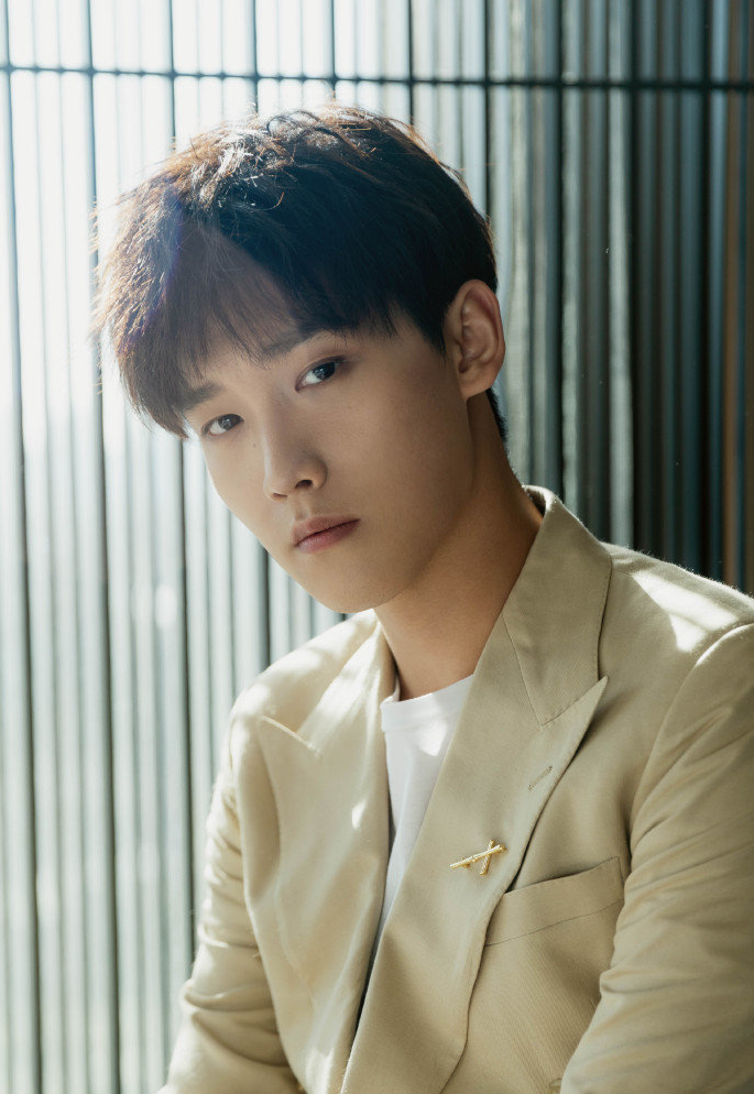 "八王爷"邢邵林出席盛典,穿大牌香槟西装配小白鞋,清新又帅气