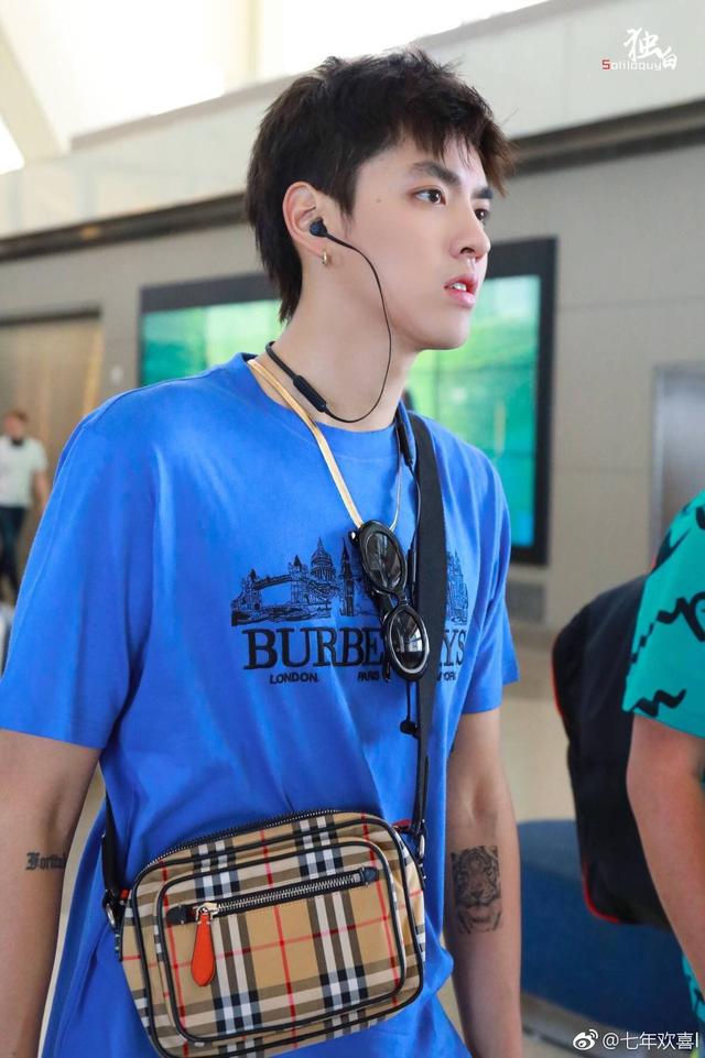 180429 路人大赏吴亦凡昨日接送机图 路人比粉丝会夸