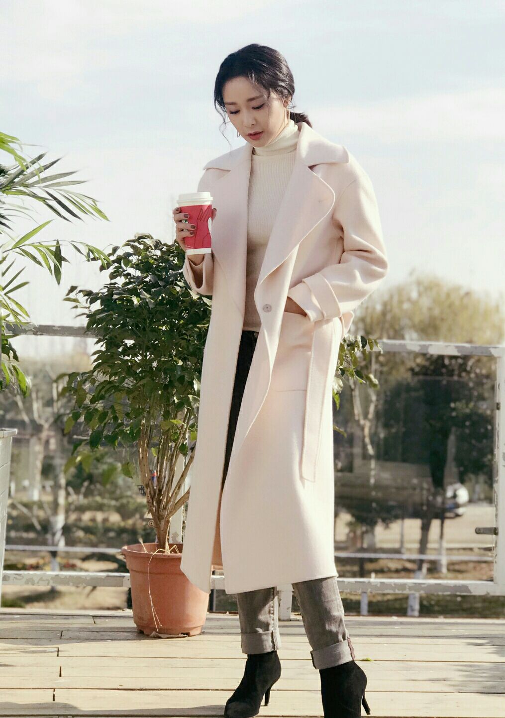 脸若银盘,眼似水杏,唇不点而红,眉不画而翠的高叶