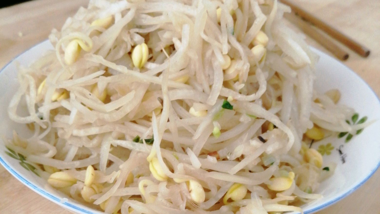 家常版萝卜丝炒豆芽,美味脆口