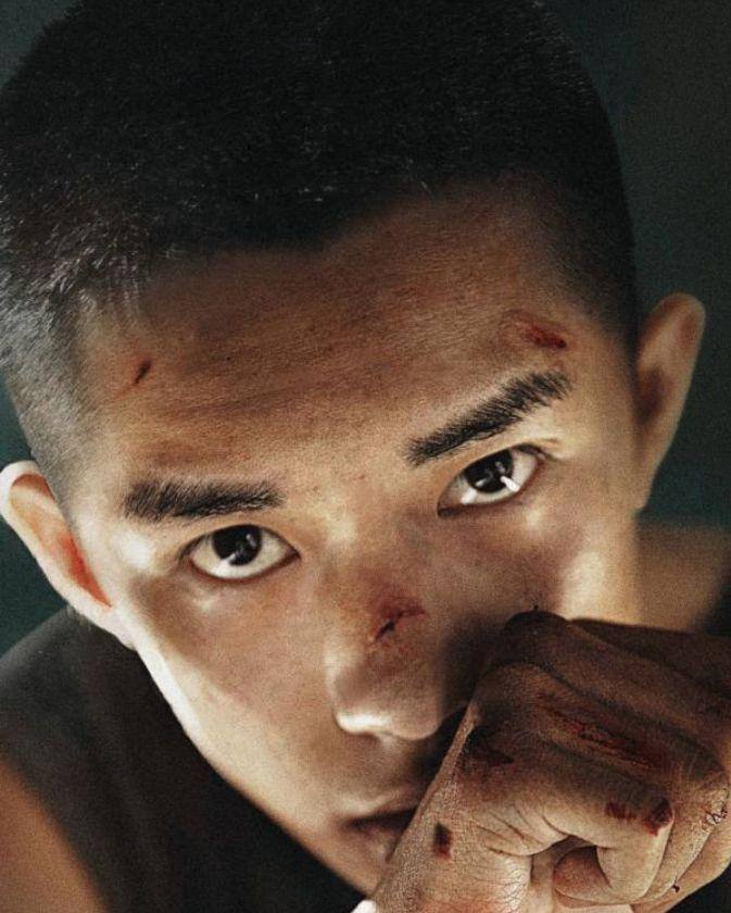 彭于晏电影里一般多是硬汉形象,不过推了"监狱头"的彭于晏看起来有点