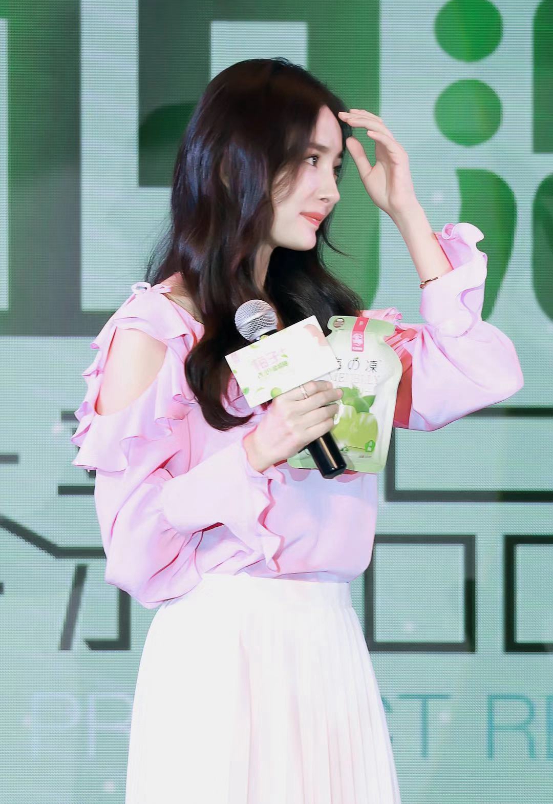 杨幂恢复单身后更少女了,粉衣配白裙优雅减龄,32岁美回22岁!