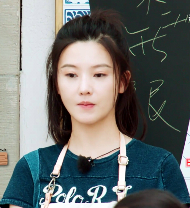 在看了杨子珊在《中餐厅》的表情包后,会让人不由自主的迷恋上她