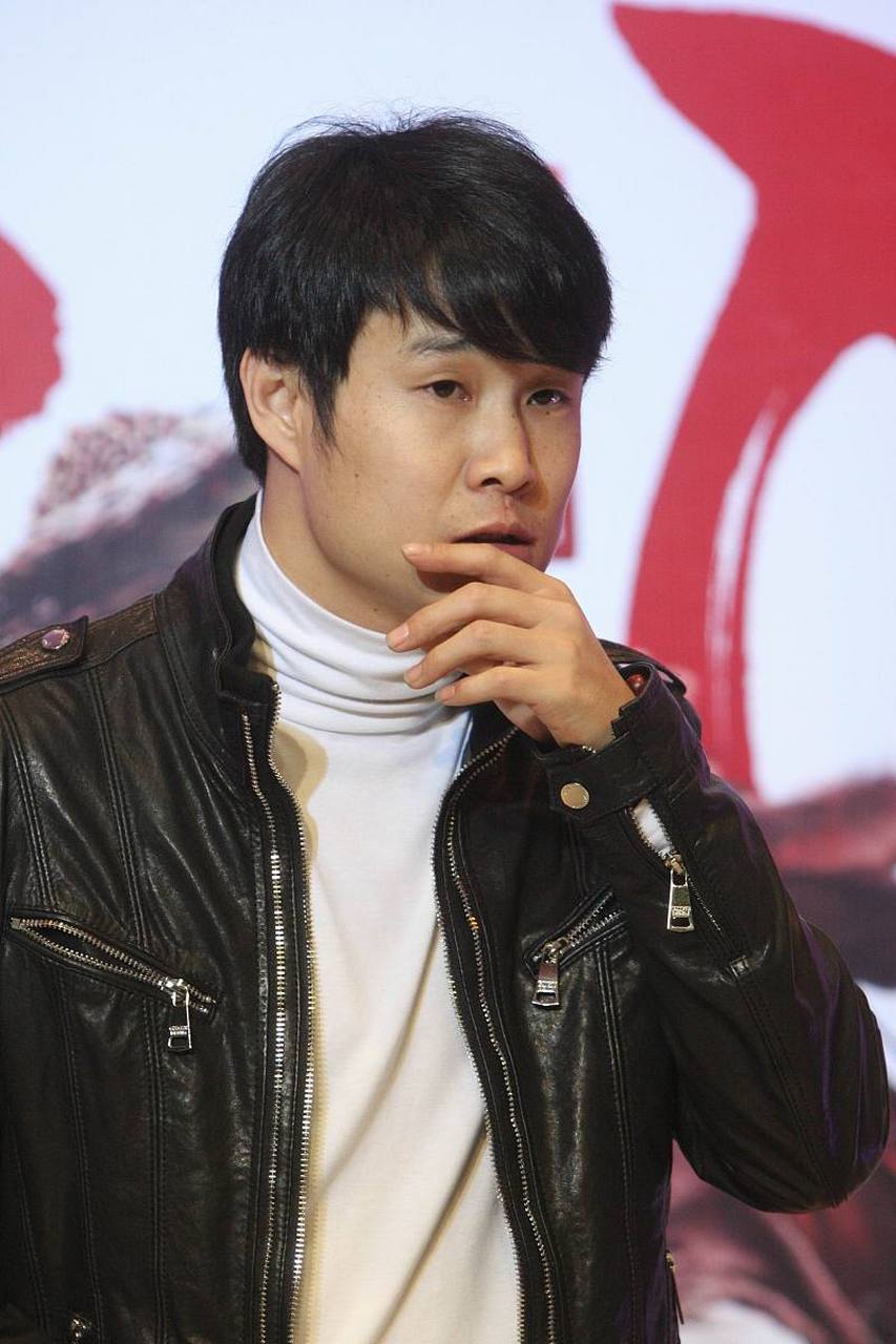 沈腾递给沙溢一个鸡爪子,沙溢接到手里后,忍不住问道:"这是剩的吧?