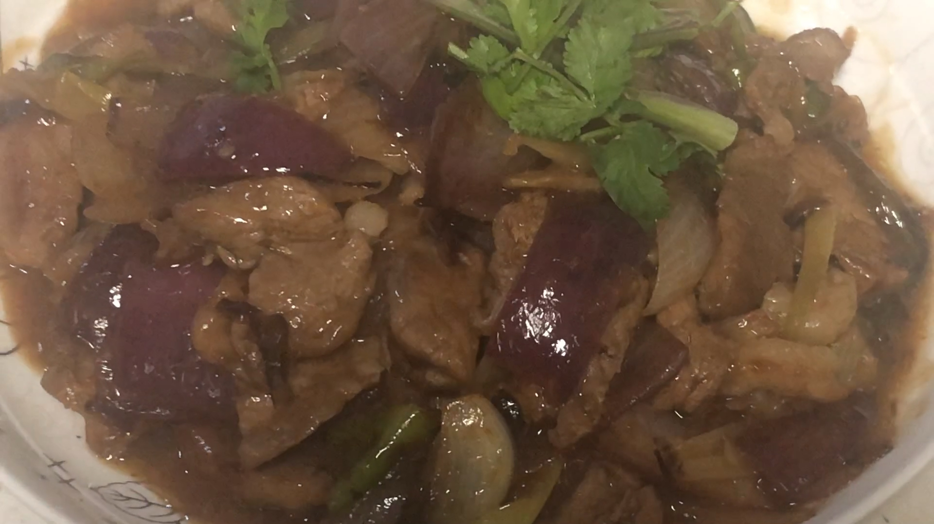 今天做一道葱爆羊肉,做法简单。女儿评价羊肉嫩滑,非常好吃