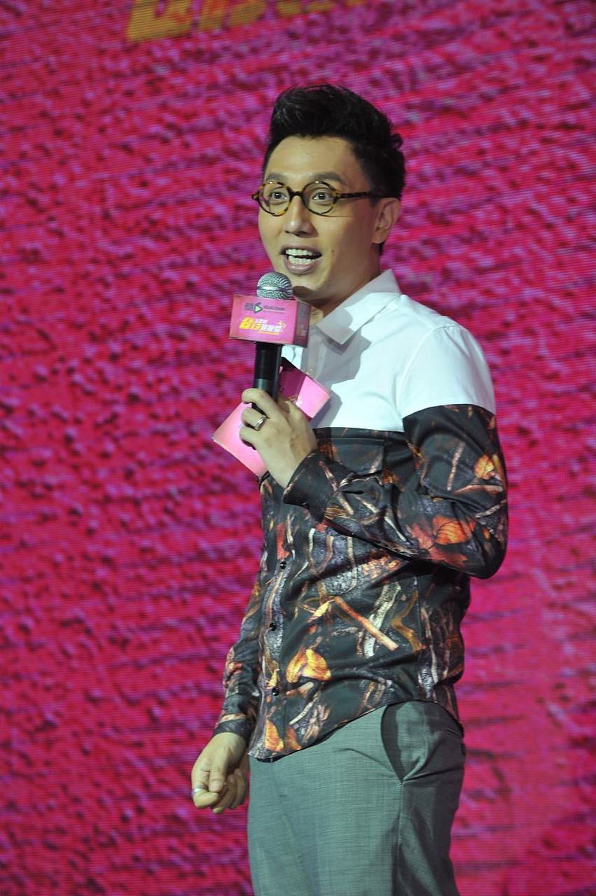 《好声音》主持人华少微博沦陷  网友爆料称,李玟在世时被好声音欺负