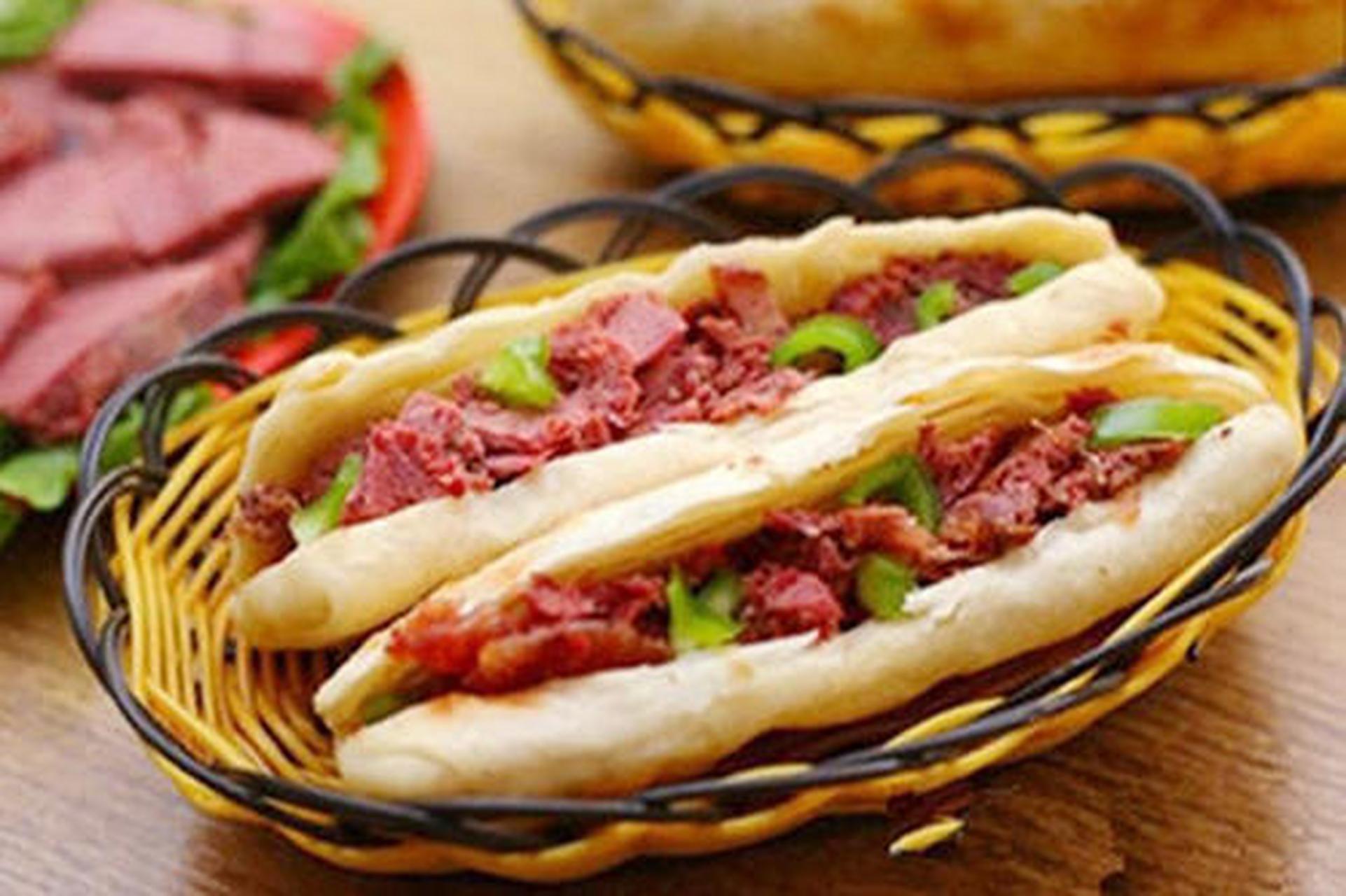 立冬创意美食#河间驴肉火烧,俗话说"天上龙肉,地下驴肉",驴肉肉质红