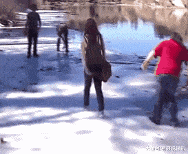 搞笑gif趣图:穿黄衣服的女生,你是不是觉得头嗡嗡的?