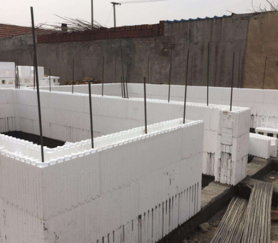 越来越多人建房子用泡沫而不用红砖了看完效果发现泡沫更牢固