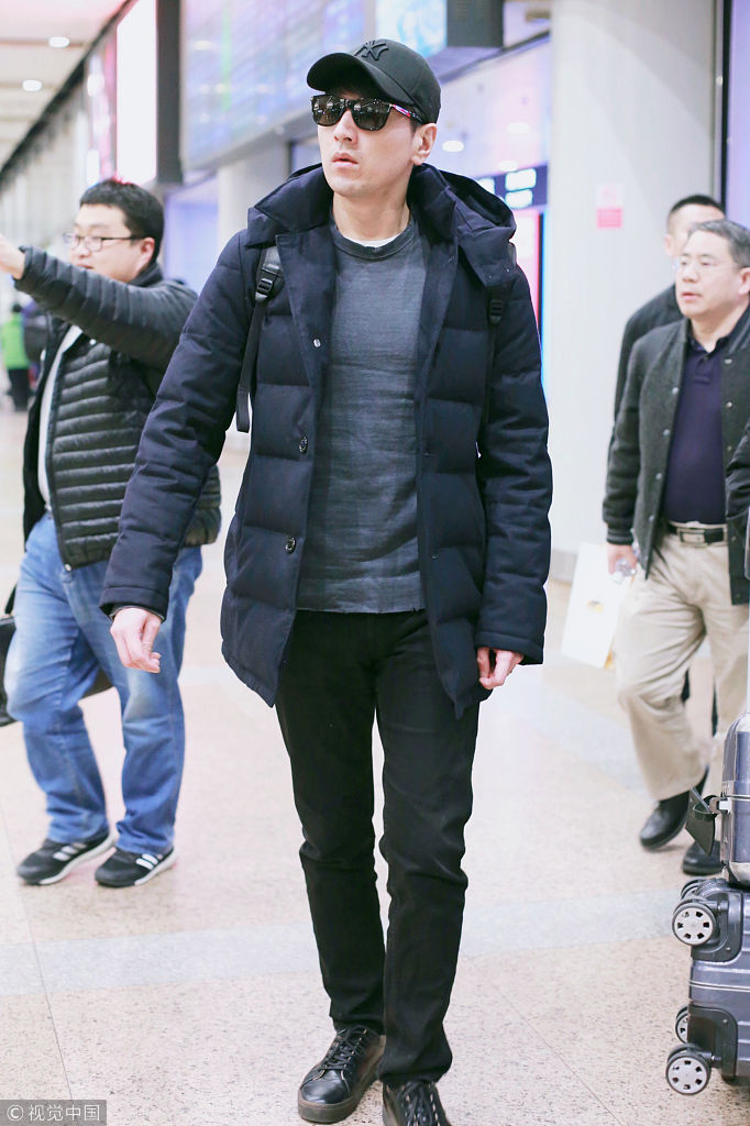 赵又廷架黑超装扮简约接地气 机场独行低调似路人