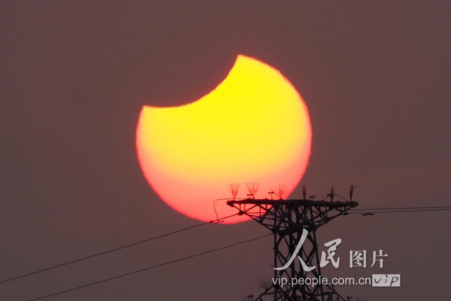 1月6日在北京市房山区拍摄的"带食日出.