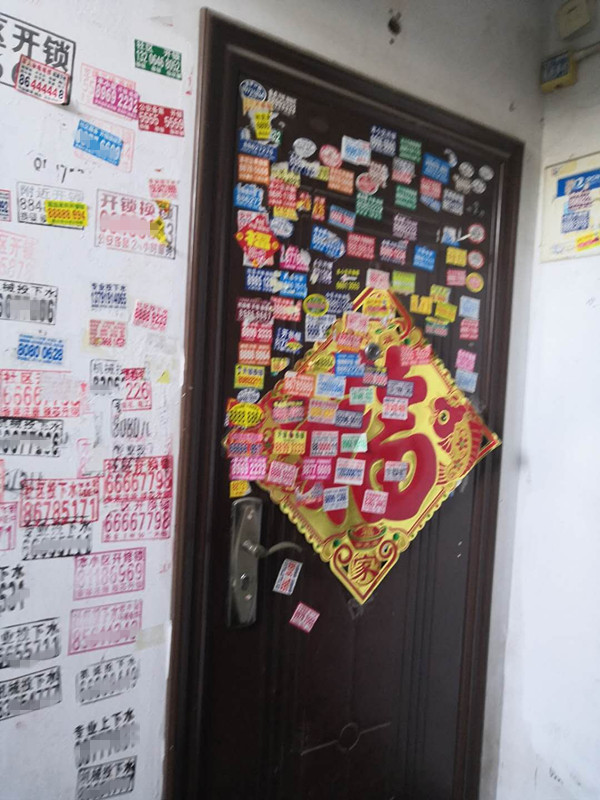 青岛这个开放式小区的楼道,"装饰"风格雷死人