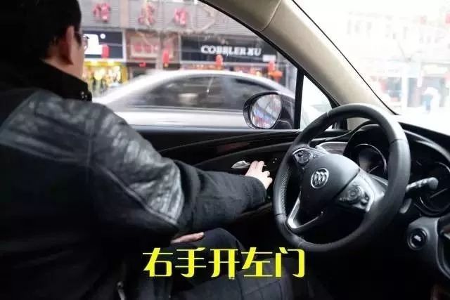 女司机快车道开门下车,被路过公交车挤压身亡,责任在谁?