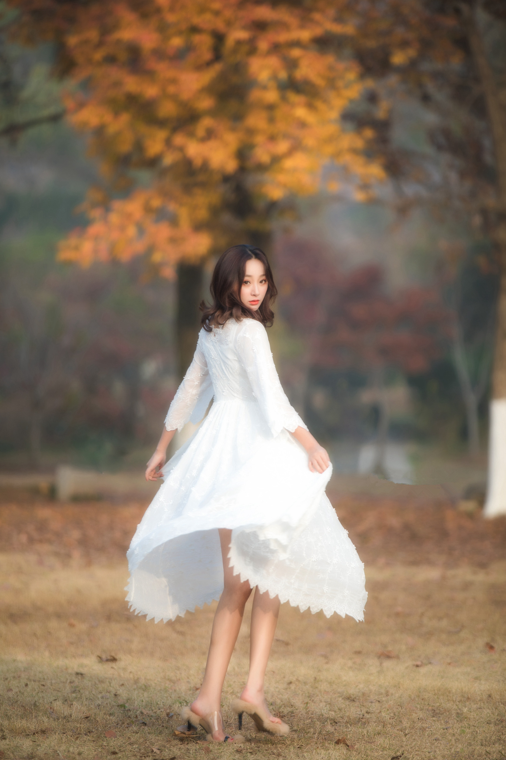 人像摄影:穿白色连衣裙,身材婀娜多姿的女孩