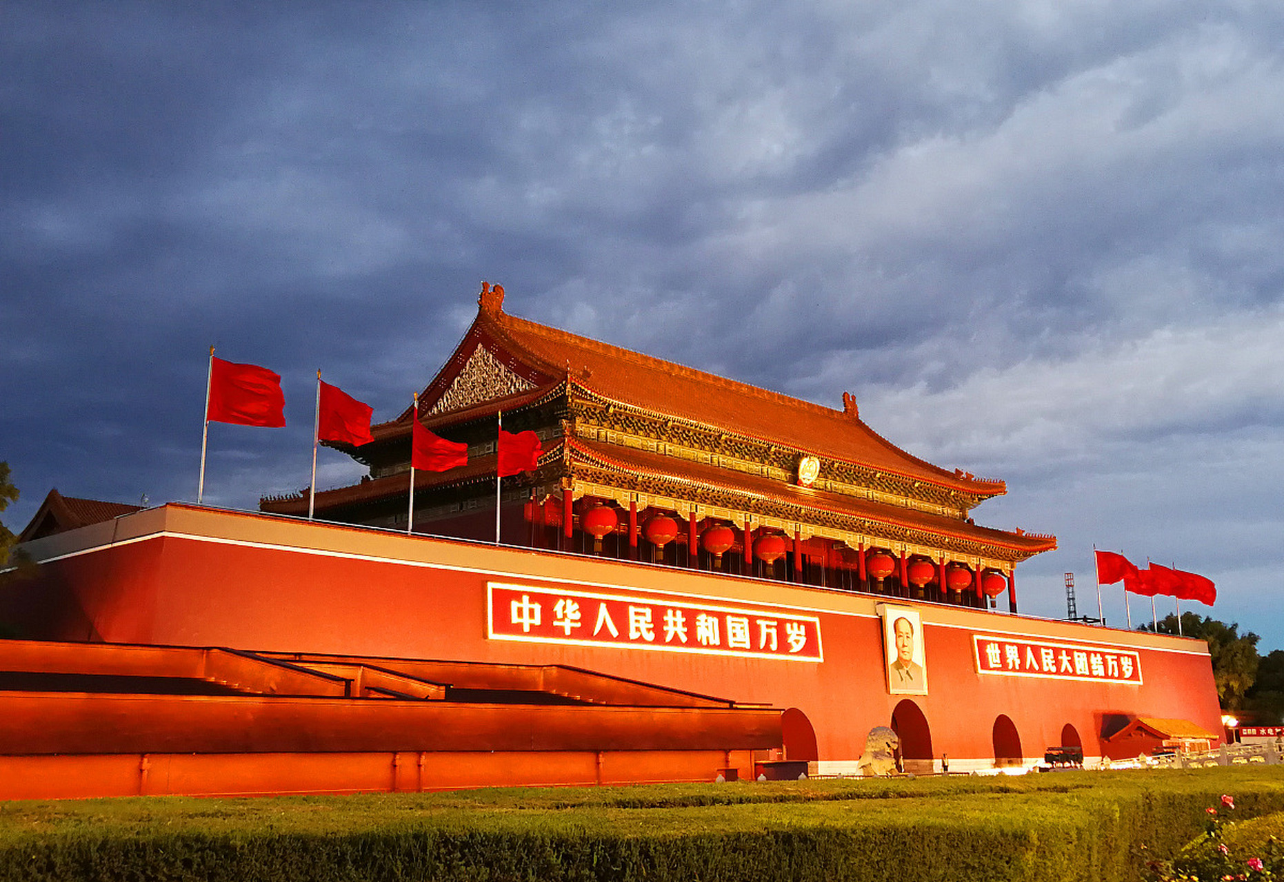 《我的祖国》是由郭兰英和中国歌剧舞剧院合唱团演唱的深切表达爱国