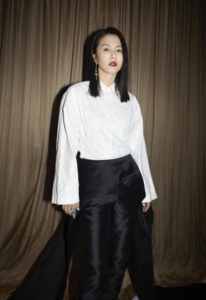 再来看看谭维维的其他造型.