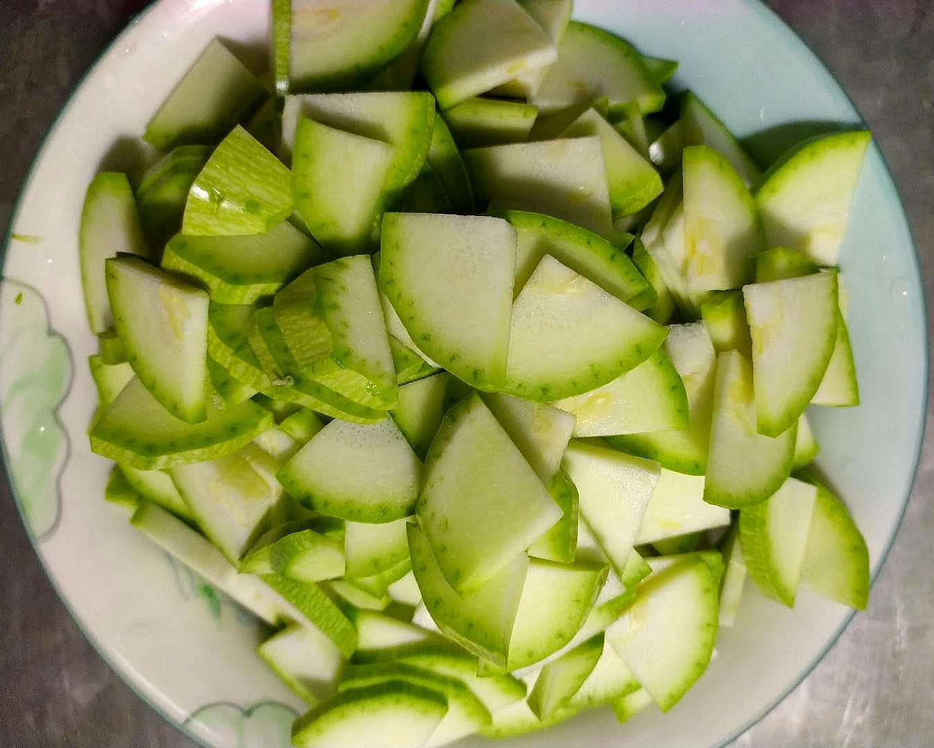 教你一道醋溜西葫芦的做法,色香味美,开胃又下饭,做法超简单
