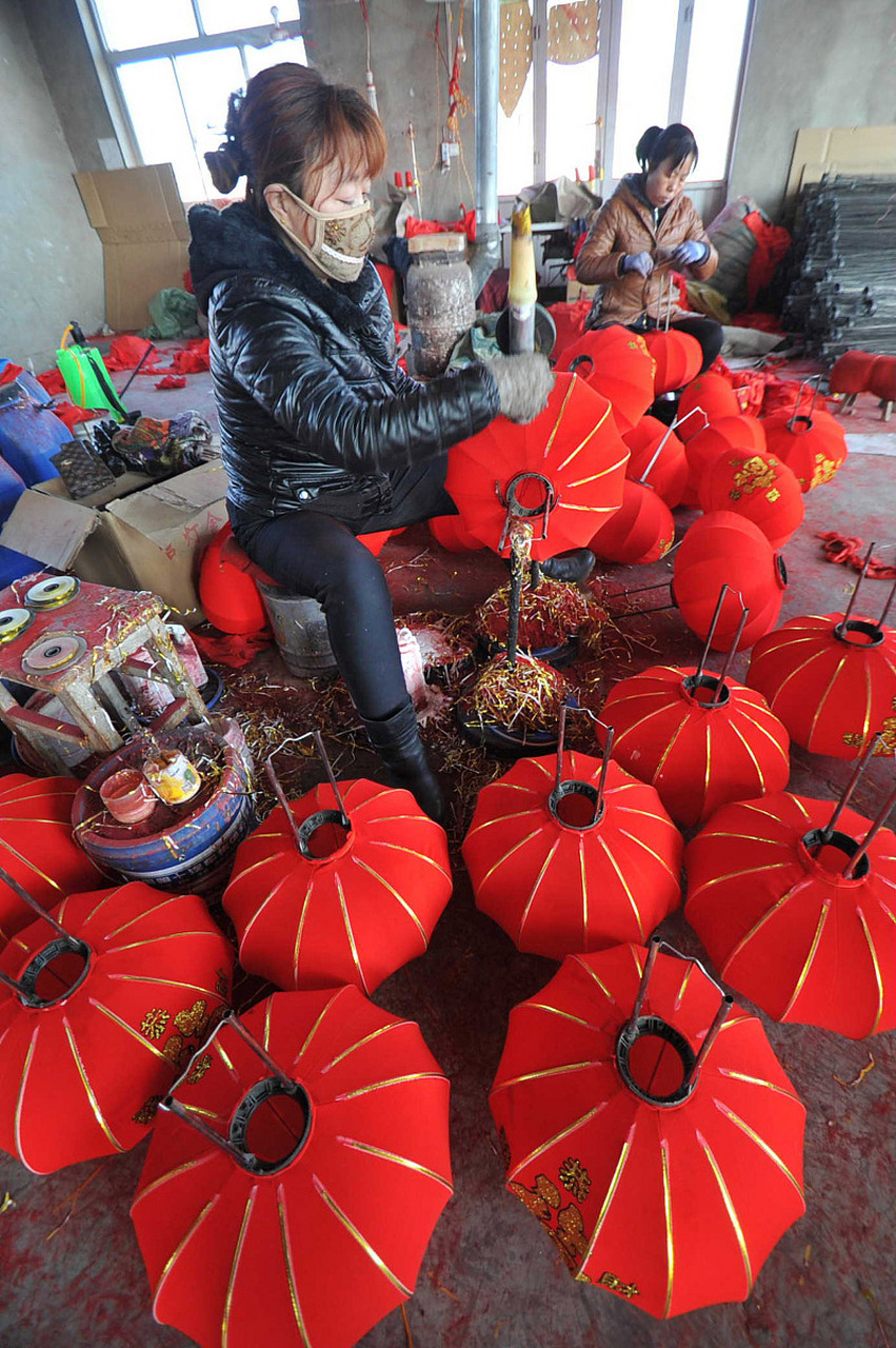 过年挂灯笼是中国传统文化中的一种习俗,寓意着团圆,幸福和吉祥