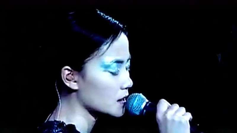 王菲《暗涌》现场版!,音乐,流行乐,好看视频