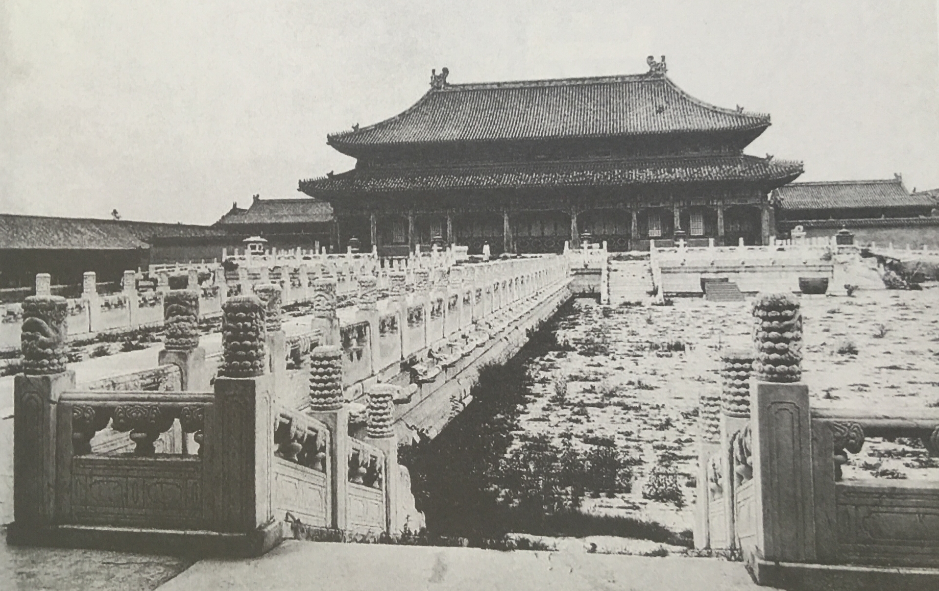 现在看到的这四个字是2002年故宫博物院专家依照1900年太和殿旧照片