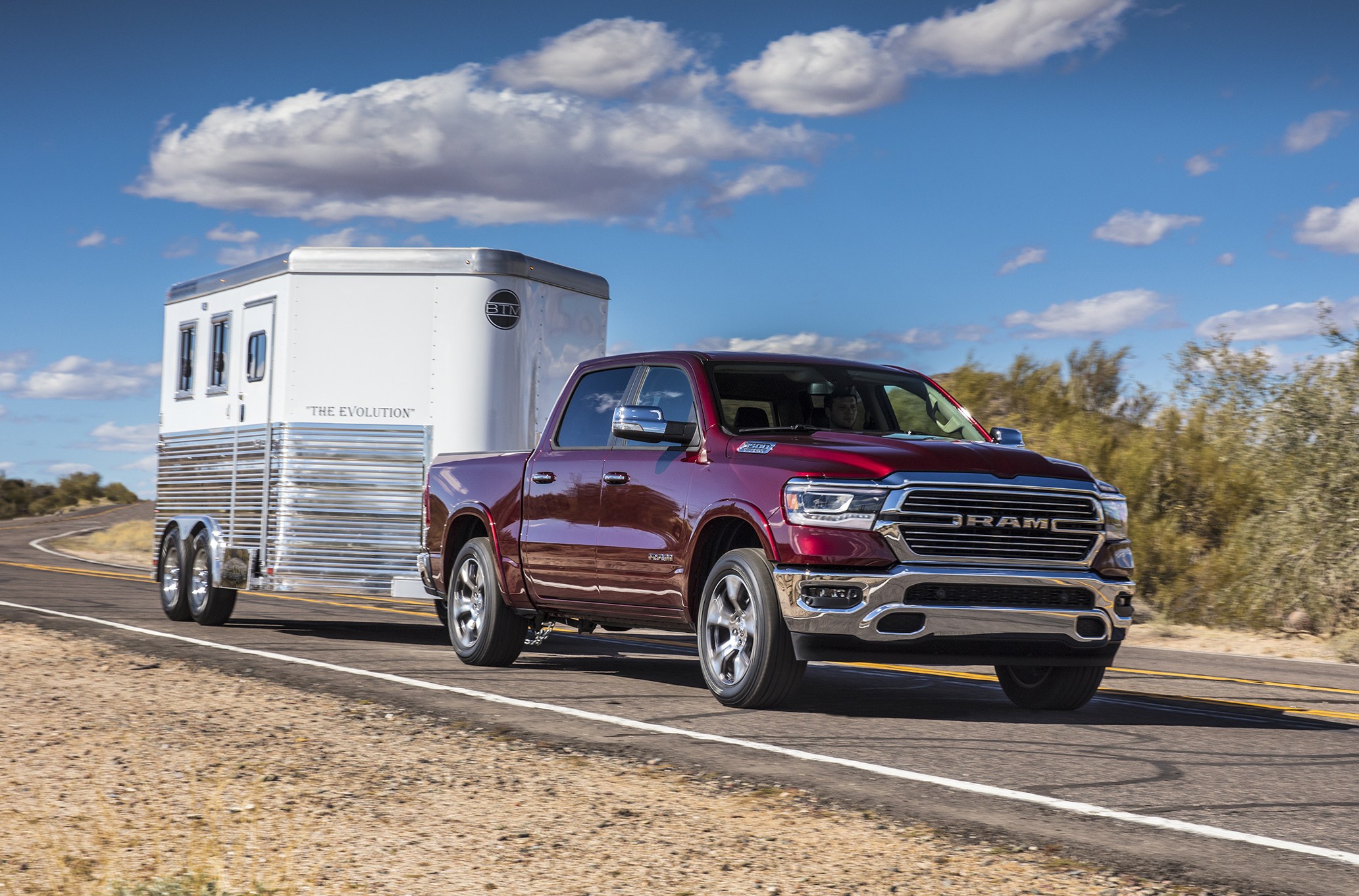 汽车:ram 1500,拥有帅气的外观,是一款空间充足又舒适的皮卡车