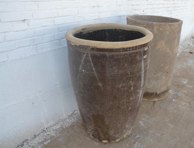 农村每家必备的大粮缸,如今扔的随处可见,农民为啥都不存粮了?