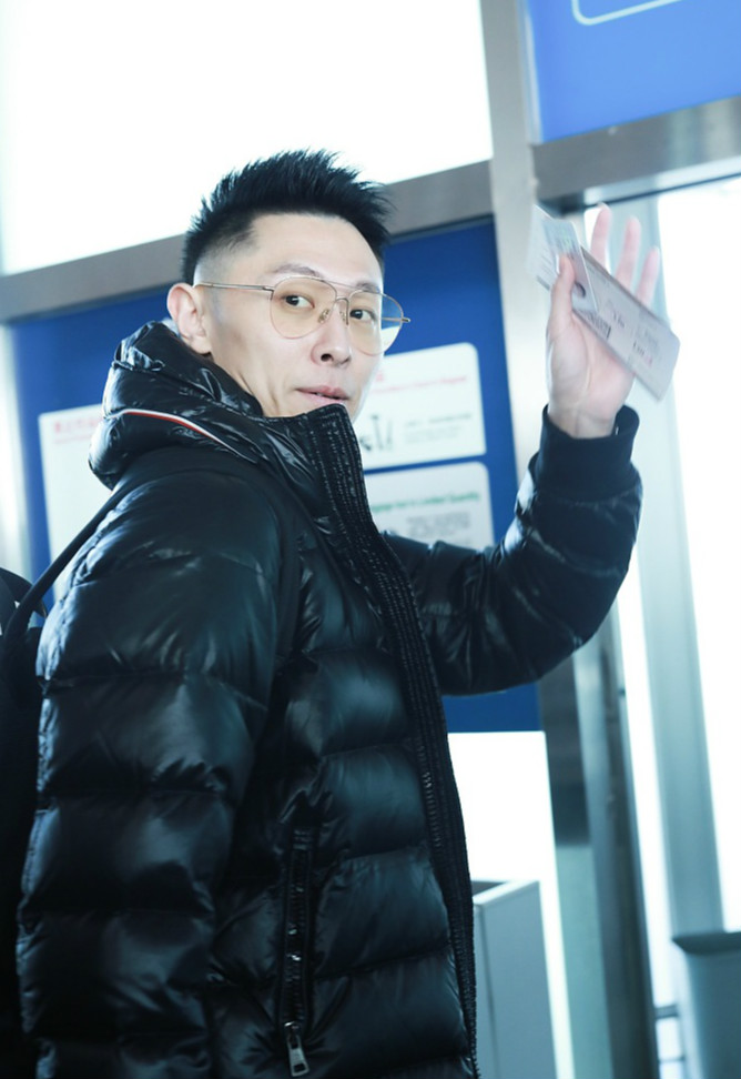 张嘉倪与老公买超同框亮相幸福爆棚 满脸少女笑心情美滋滋