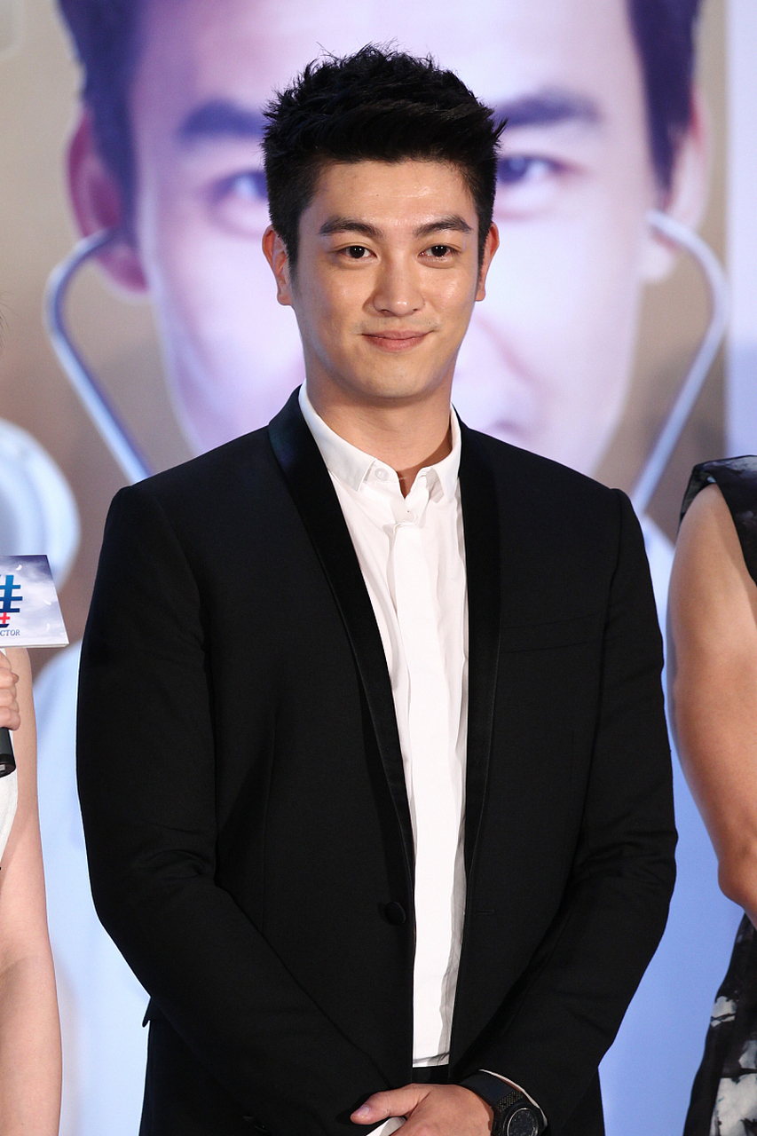 杜江的儿子嗯哼晒出了一张阳光帅气的新发型照片,嗯哼手持手机自拍