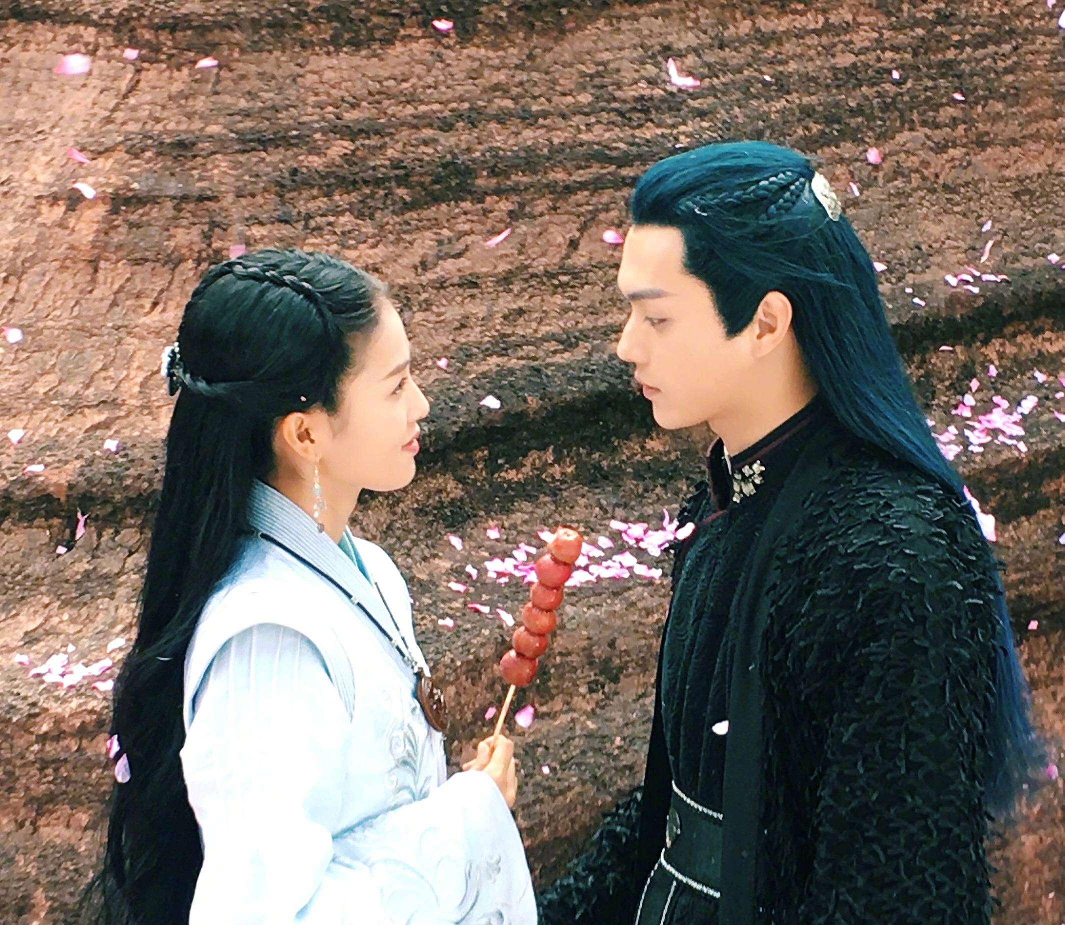 《招摇》:摇澜盛装大婚