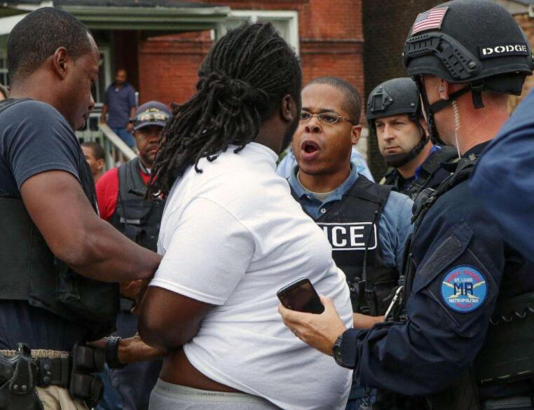 美国警察太暴力,连开8枪当街打死黑人,却还敢指责别国