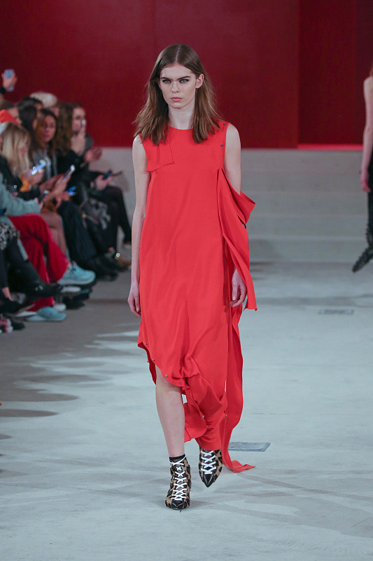 时髦女孩才会时刻留心穿着的细节,前卫穿搭就很有气质