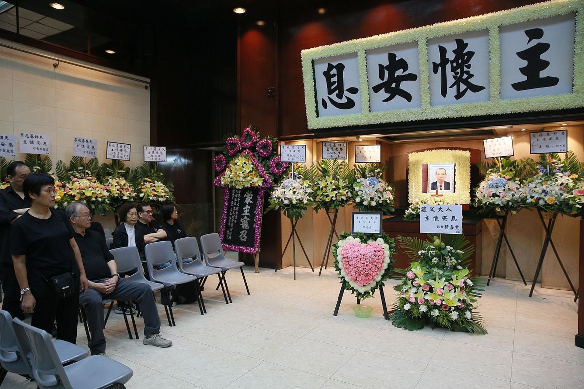 单位同事去世了,我帮忙料理后事,他的妻子让我迟点走,晚上有东西给我.