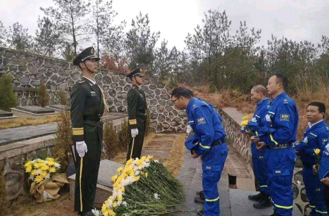 最美烈士朱小华:为救战友而牺牲,千人洒泪送英雄!