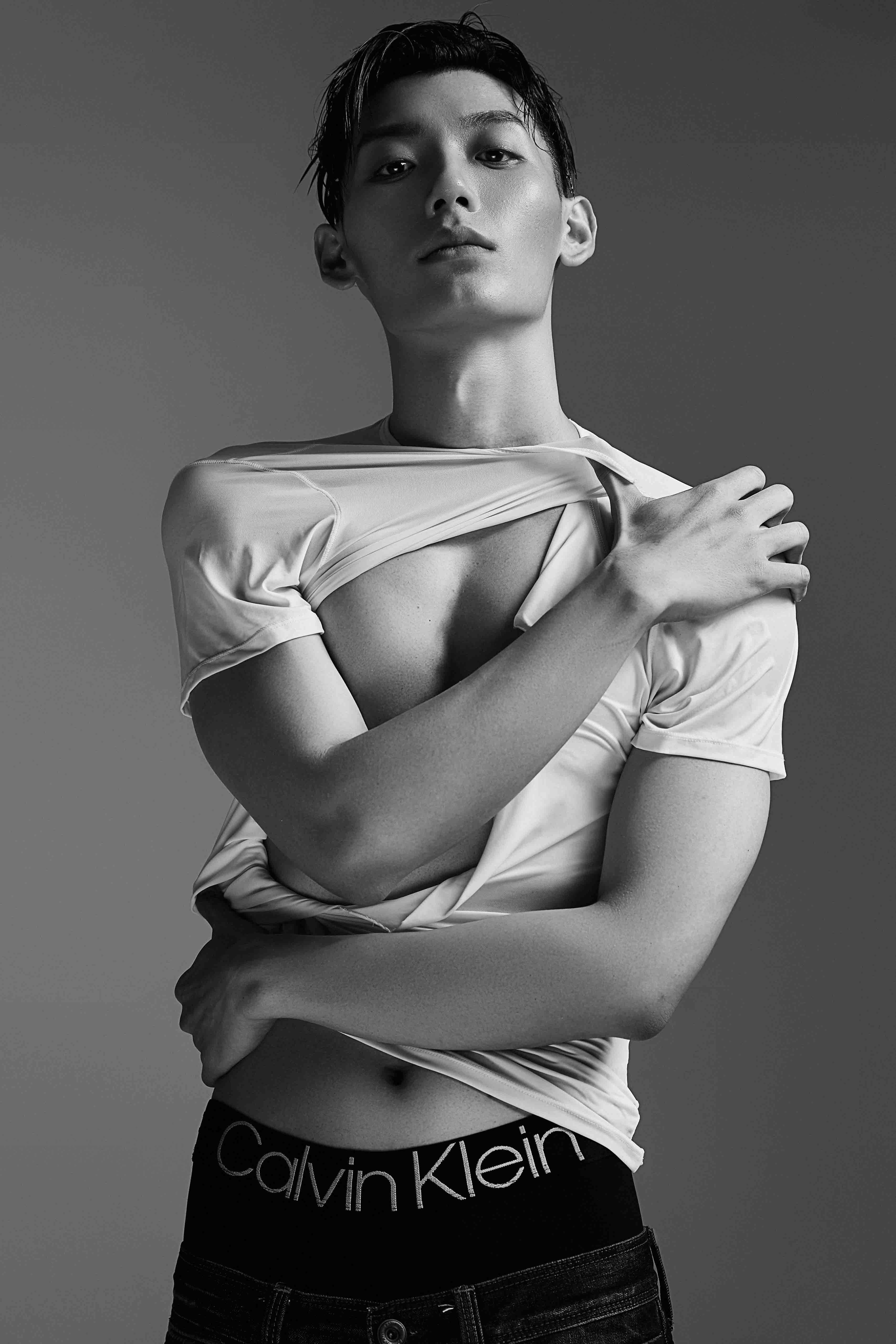 郝帅"撕衣"写真曝光 性感肌肉荷尔蒙满满