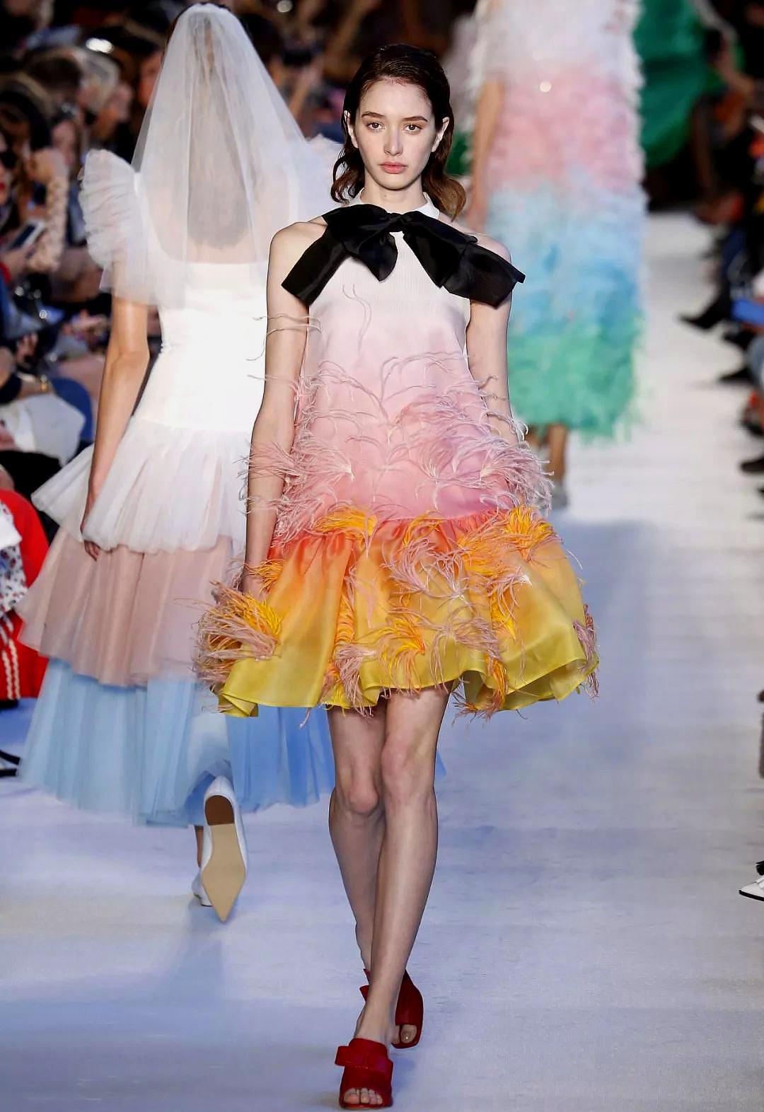 渐变的色彩更显青春朝气,喇叭花样式可以更好的遮挡身材上的不足