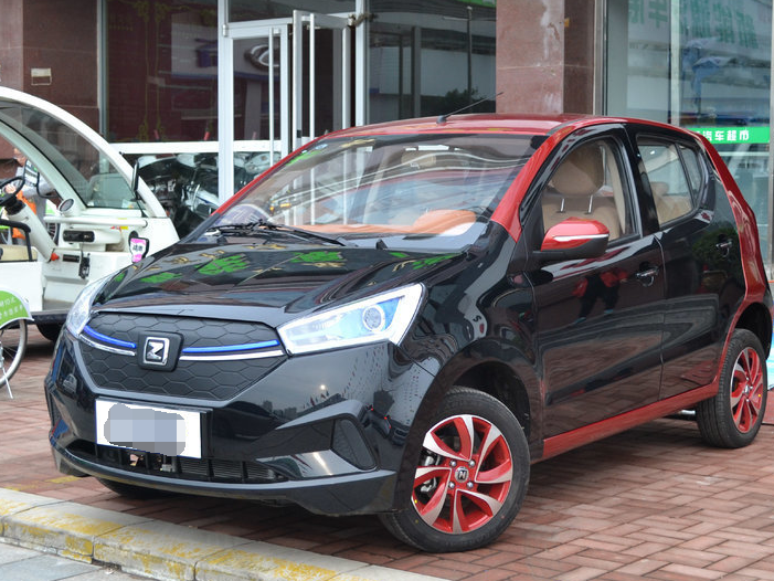 众泰云100,霸气又比较少见的外观,整车刚柔并济的造型