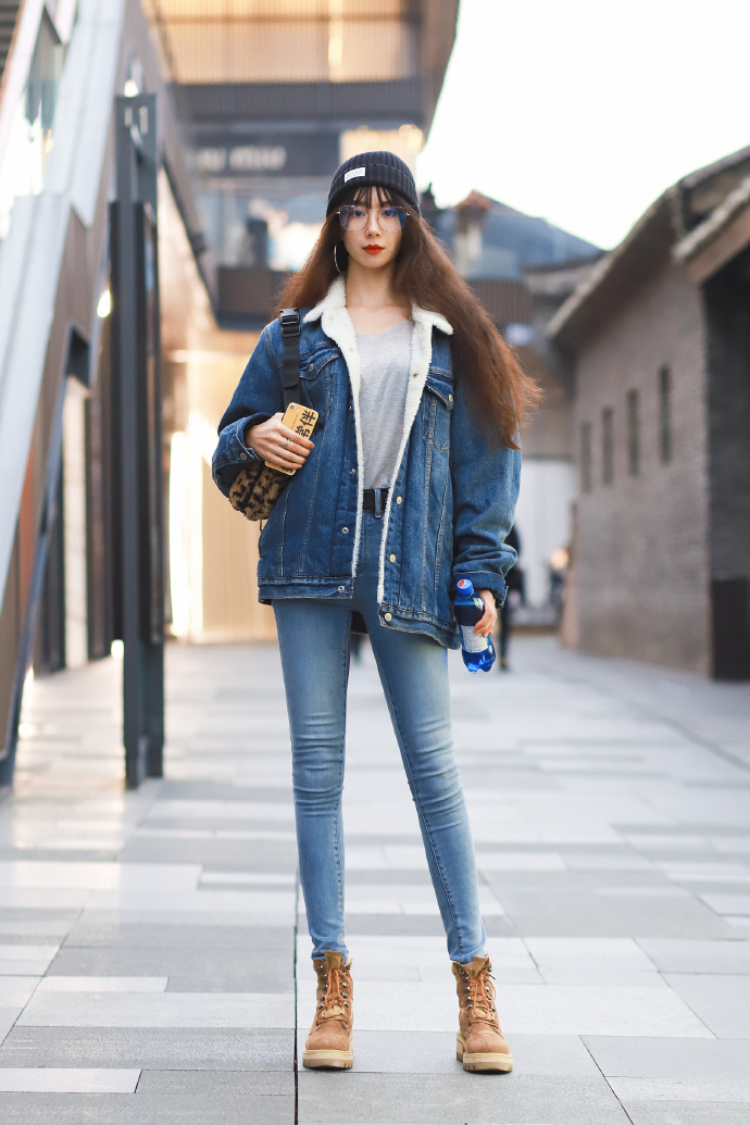 简单又非常硬核的牛仔套装将高挑的身段勾勒的完美又修长,是不是发