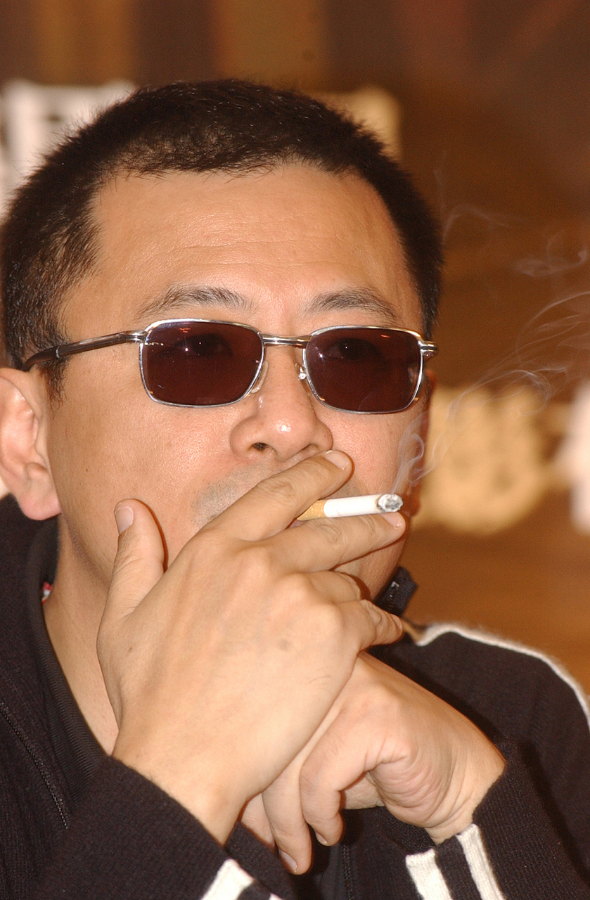 以前觉得他很喜欢装酷,不怎么喜欢他,但后来才发现