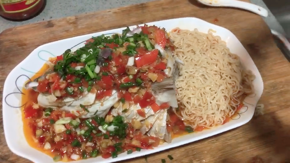 剁椒鱼头这样做很有味,加入一包方便面吃的很爽,但不要选这种鱼