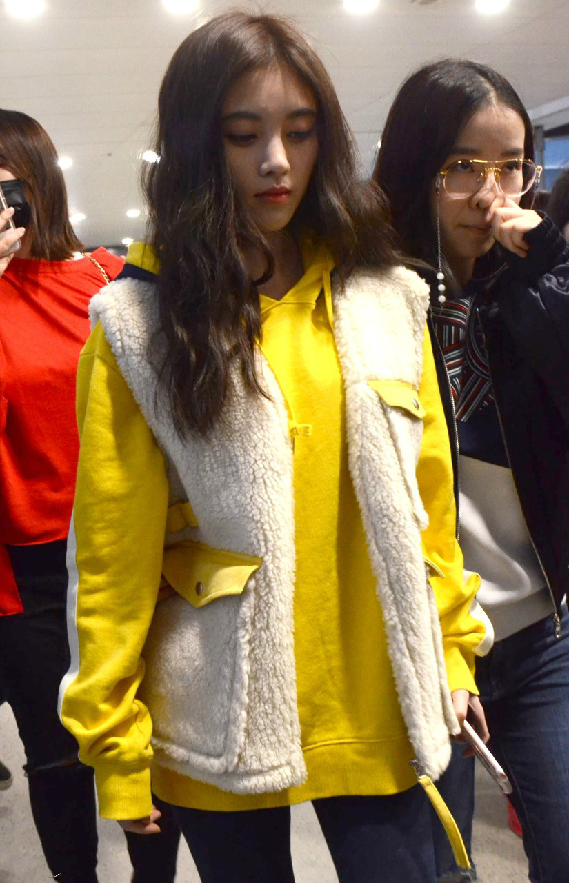 鞠婧祎穿毛绒马甲内搭黄色卫衣现身机场皮肤白皙