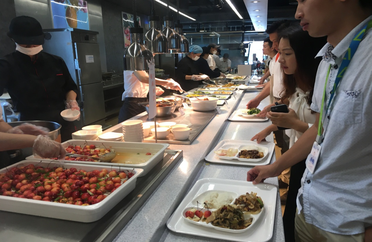 网易食堂最让人赞不绝口的一点,就是这里的一日五餐全部是免费的,加上