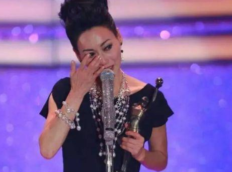 身为满族正黄旗后裔的她,因家道中落沿街乞讨,49岁成"双料影后"