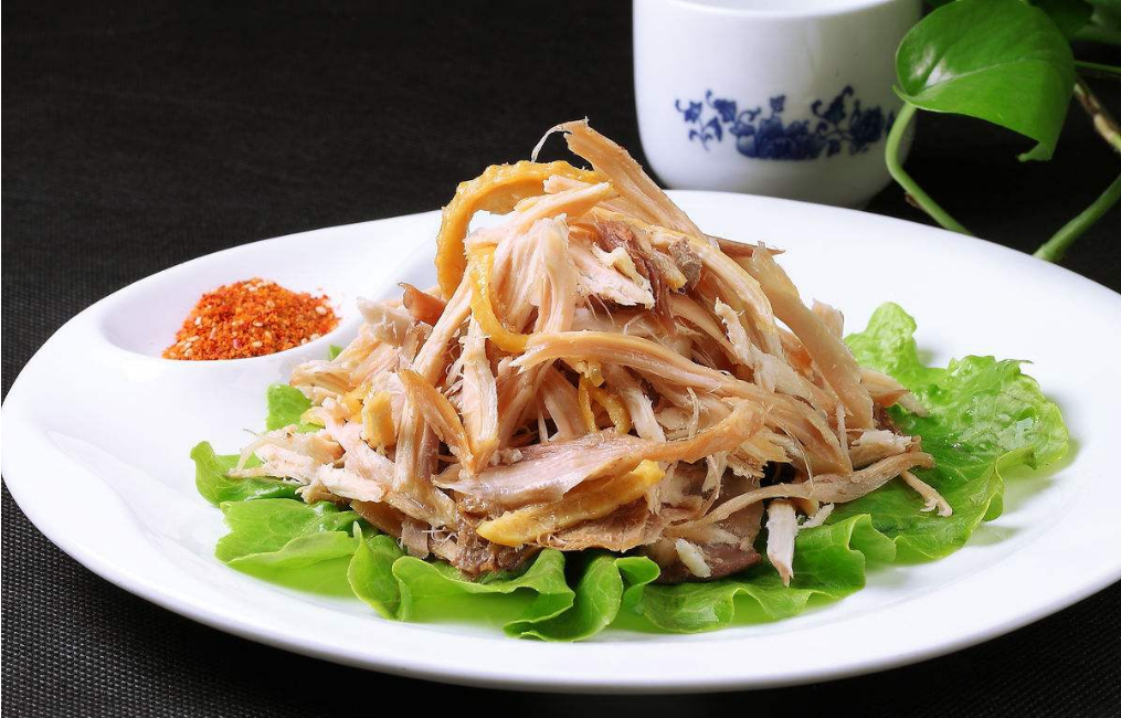 制作盐焗手撕鸡,做法简单,一个电饭煲就搞定!