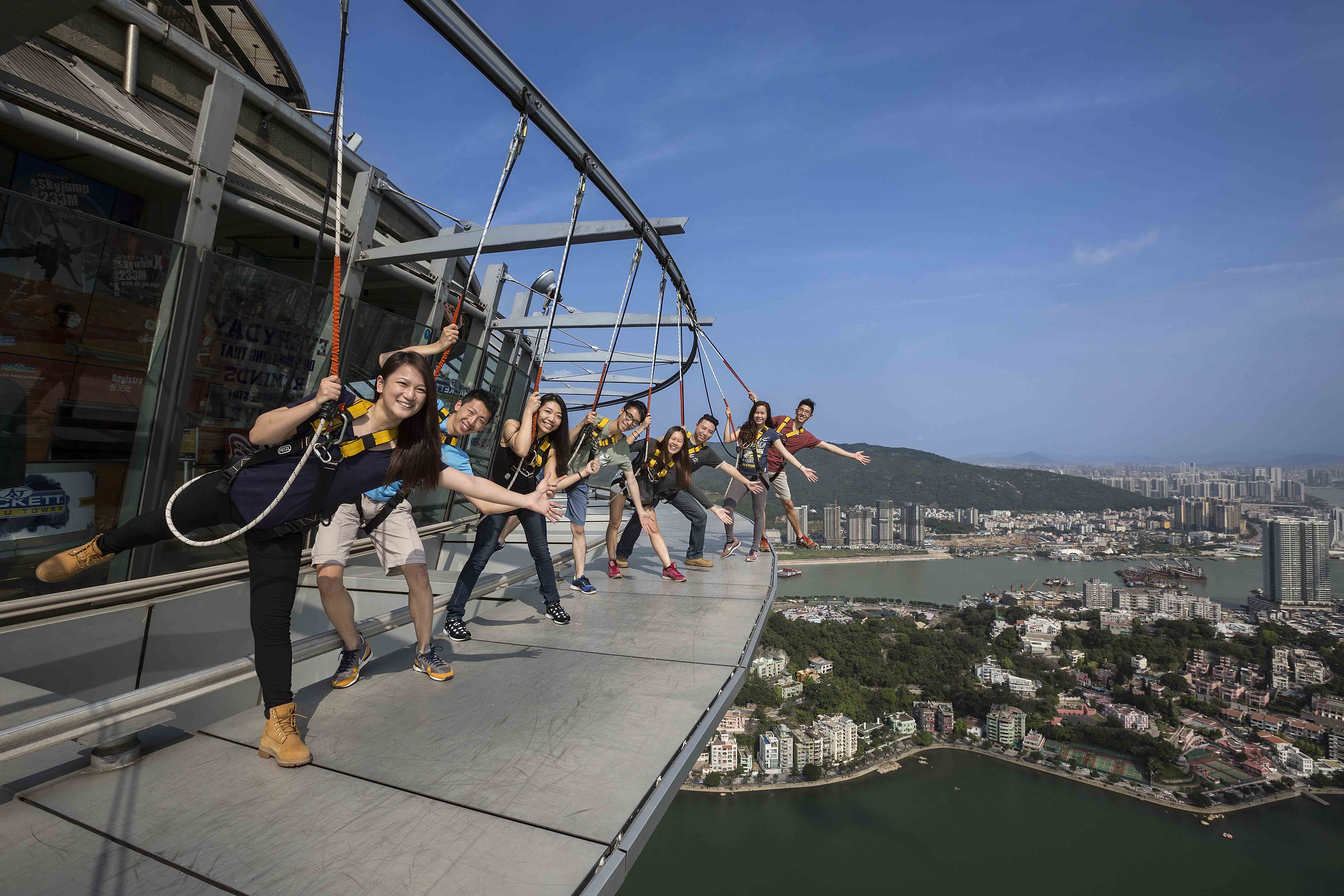 在澳门旅游塔挑战全世界最高的城市商业蹦极,233米高堪比跳楼!
