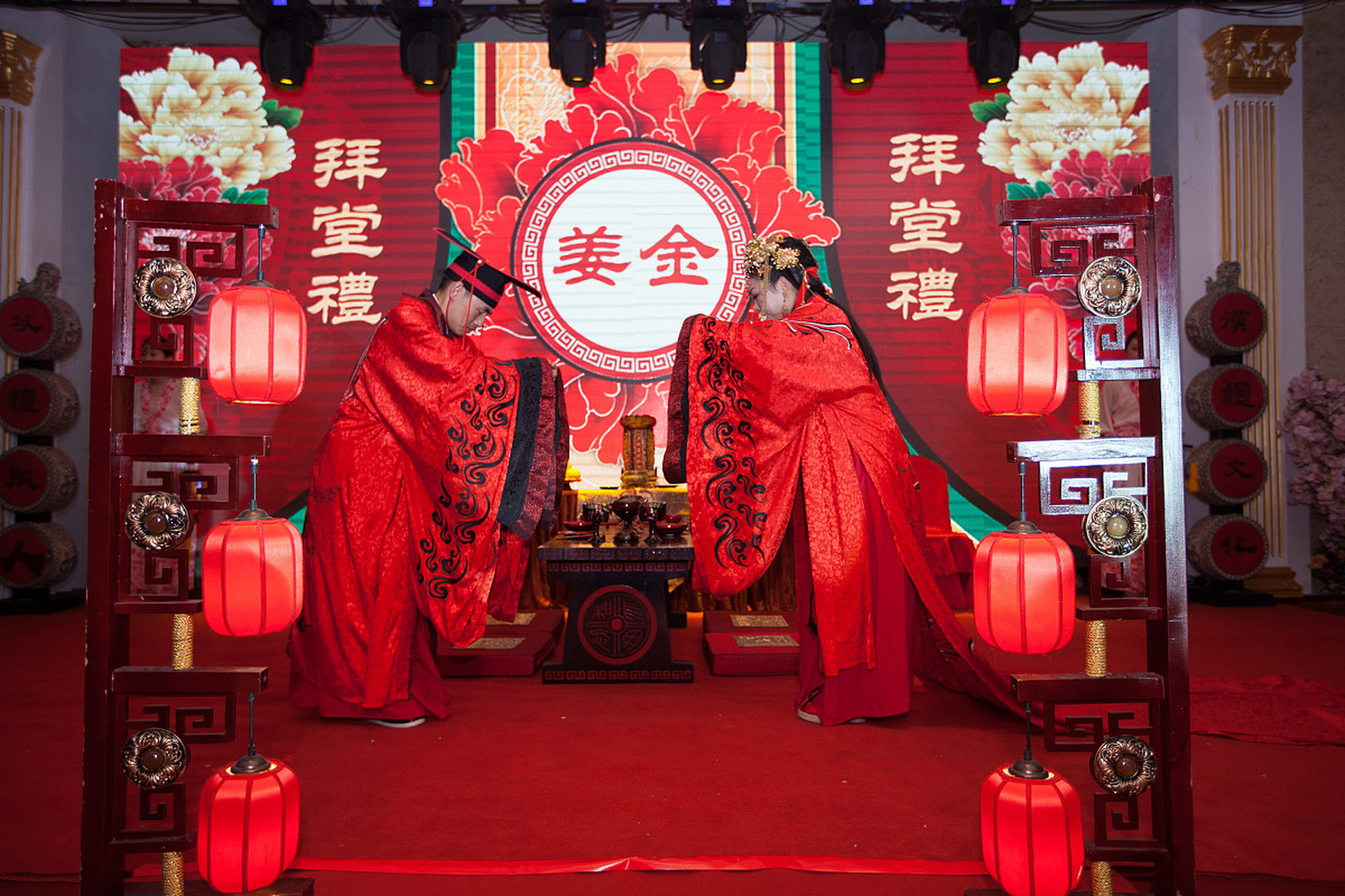 新婚夫妇在家庭拜天地仪式中,需要准备场地,物品和邀请长辈或德高望重