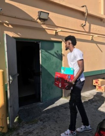 乔纳森-艾萨克与公益组织合作,为未成年学生们提供食物