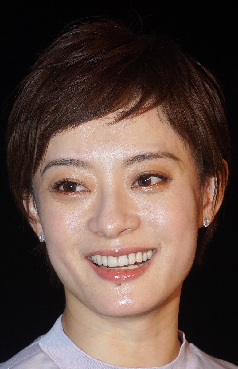 咱的"娘娘"孙俪出席活动,眼尖的网友发现她唇下那颗标志性的痣不见了!